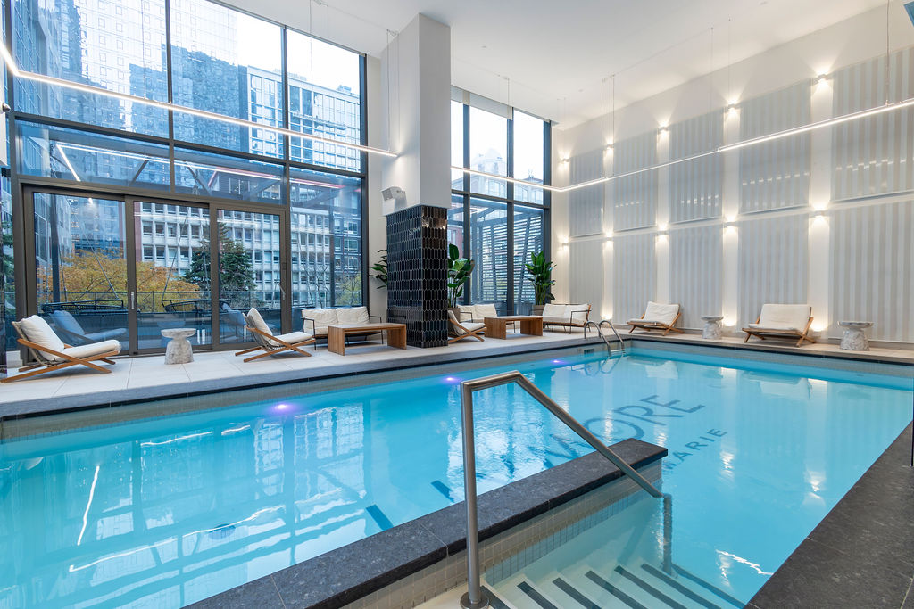 Piscine parmi les commodités des appartements meublés Le Livmore à Montréal