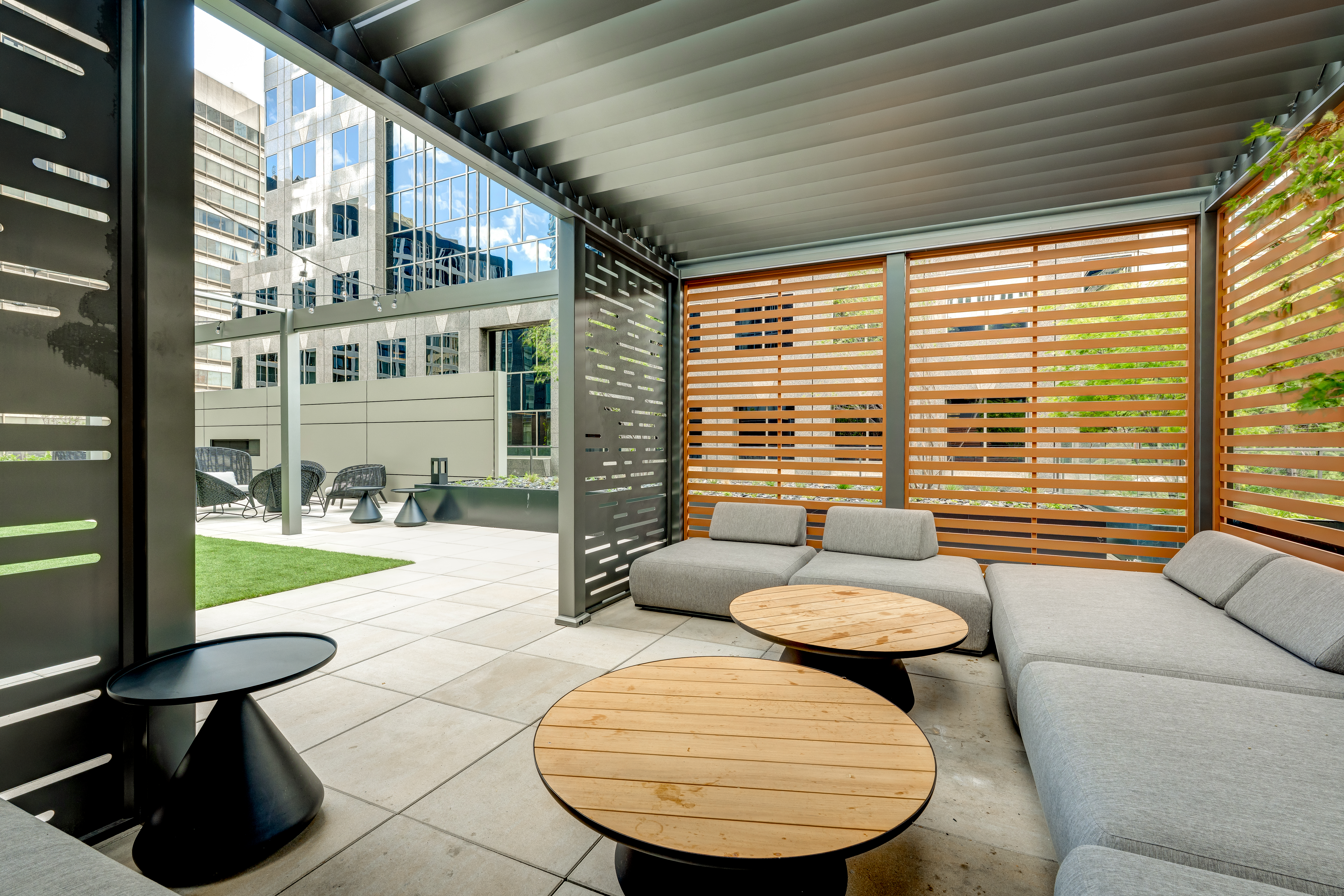 Terrasse extérieure avec coin salon et barbecues – Locations meublées au mois chez Le Livmore, à Montréal