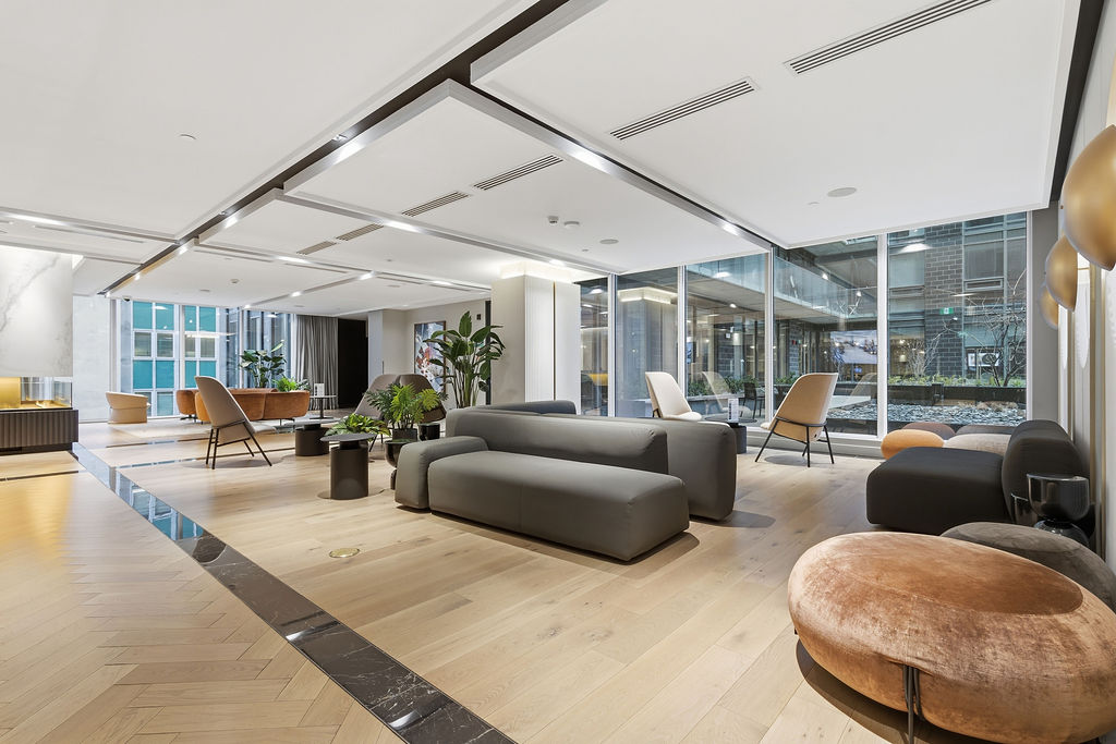 Salon avec foyer aux appartements meublés en location Le Livmore, à Montréal
