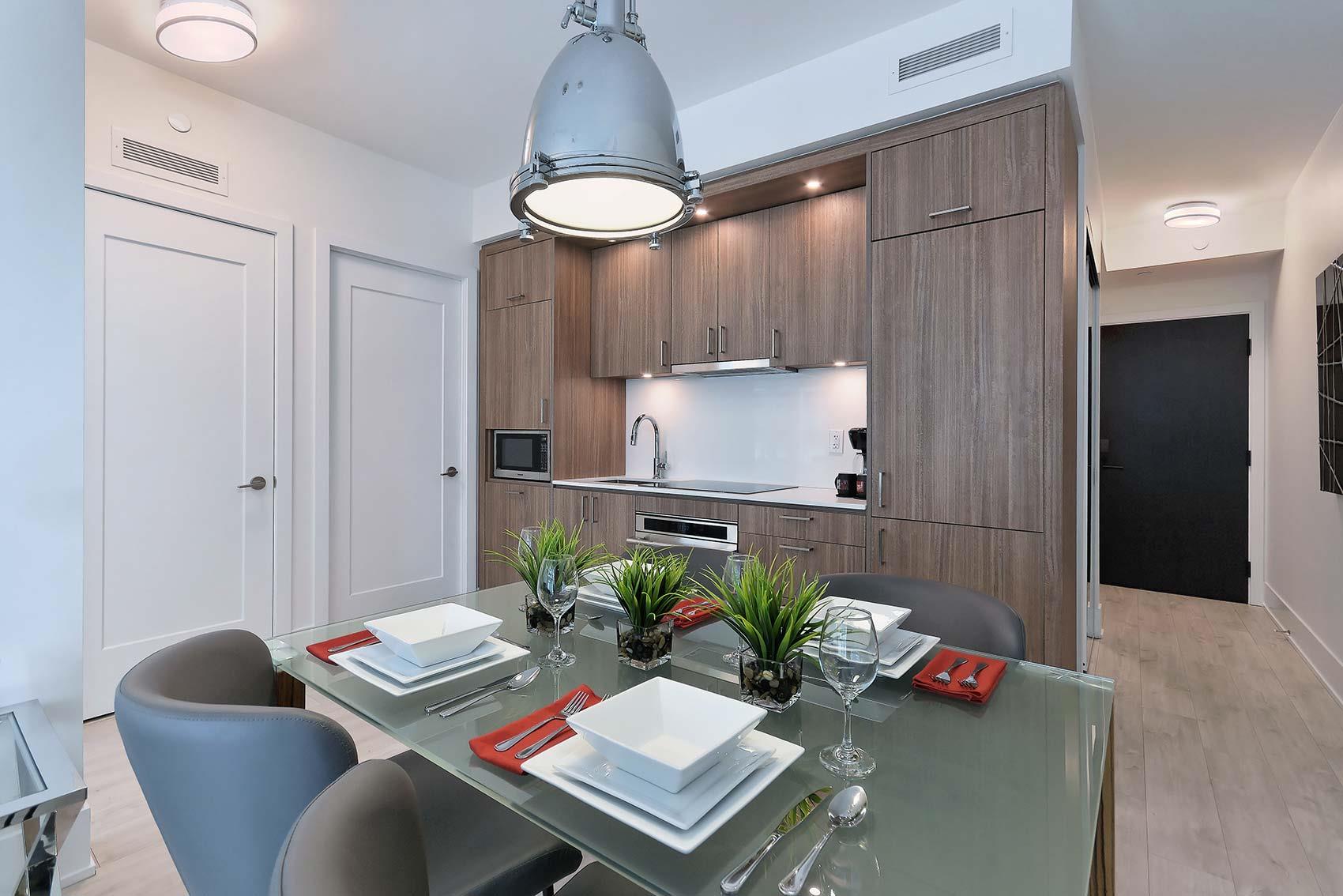 Cuisine et entrée d'un appartement avec services à Montréal, au Livmore