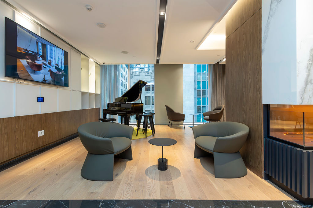 Salle multimédia parmi les commodités des appartements meublés Le Livmore à Montréal