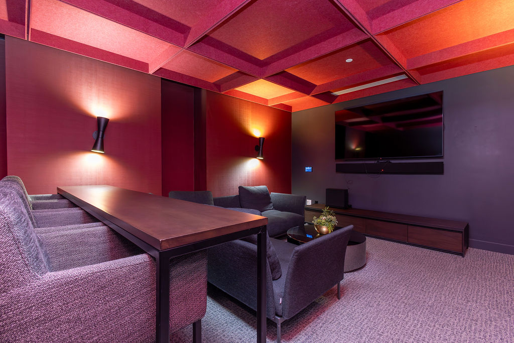 Salle de cinéma aux appartements meublés de courte durée Le Livmore, à Montréal